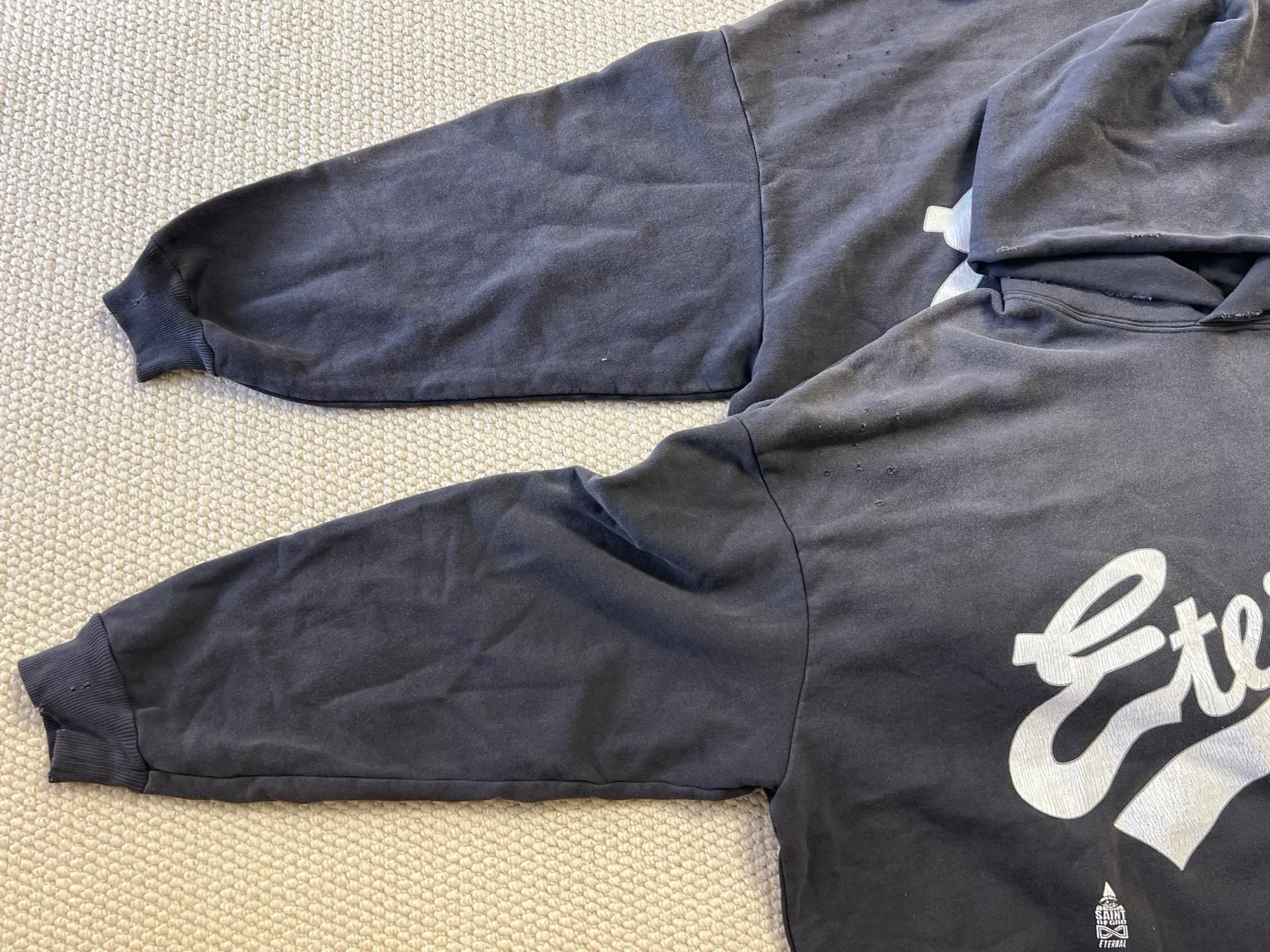 Pattern vs original SAINT Mxxxxxx × FEAR OF GOD FG_HOODIE/SNT OF GOD/BLK FOG joint model ETERNAL praying crosshair distressed hoodie. Washed black S-XL This season's hot and super popular joint model. The original version is the same. Spring and summer thin fabrics are comfortable on the upper body. The BOXY version with short fat and wide shoulder line is a fashion favorite. It has a high-end feel. Heavy washing and water fading technology. The horse is repositioned. Too much wear and damage and graffiti treatment. Correct version FOG co-branded main mark/wash mark/little angel mark